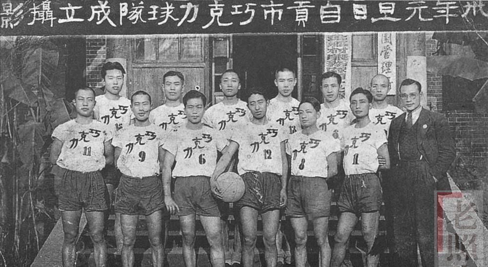 本赛季阿隆索带队的勒沃库森在德甲、欧联杯和德国杯三线并进，联赛42分力压拜仁领跑；欧联杯6战全胜小组头名出线；德国杯已经晋级8强。